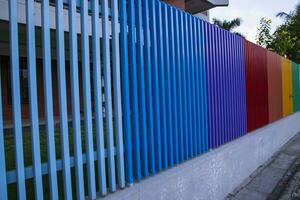 metall staket mönster textur målad med flerfärgad måla i de parkera foto