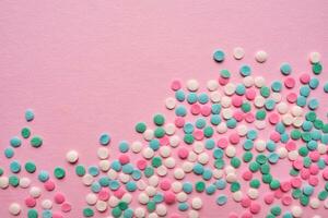 flerfärgad konfektyr garnering på en rosa. foto