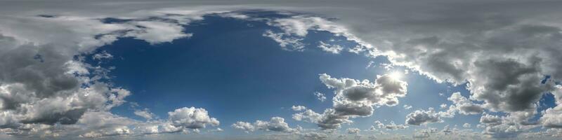 sömlös molnig blå skydome 360 hdri panorama se med grymt bra moln med zenit för använda sig av i 3d grafik eller spel som himmel kupol eller redigera Drönare skott foto