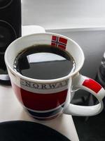 kopp svart kaffe med norsk flagga. foto