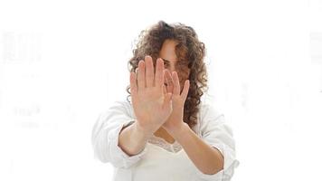 kvinna gör stopp gest med handen isolerad på en vit bakgrund foto