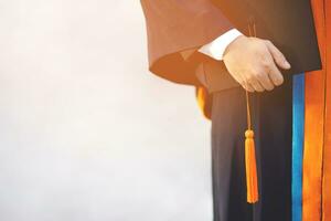 examen, student håller hattar i handen under inledningen framgång akademiker vid universitetet, koncept utbildning gratulation. graduation ceremoni, gratulerade akademiker vid universitetet. foto