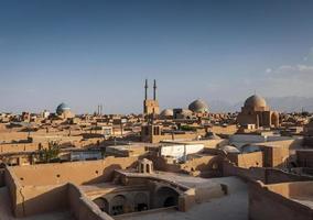 moské och landskapsvy över yazd city gamla stan iran foto