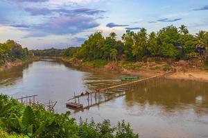 konstruktion av bambu bro över mekongfloden luang prabang laos.