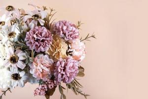 konstgjord blomma bukett dekoration, kopia utrymme bakgrund foto