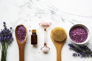 uppsättning naturlig ekologisk spa -kosmetika med lavendel. foto