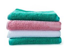 stack av färgrik handdukar isolerat på vit bakgrund foto