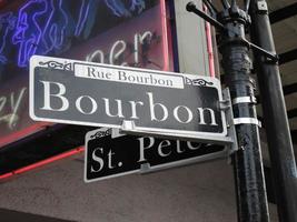 Bourbon Street vid det franska kvarteret i New Orleans, Louisiana foto