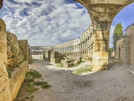 se inuti de roman amfiteater i de kroatisk stad av pula utan människor foto