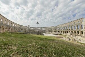 se inuti de roman amfiteater i de kroatisk stad av pula utan människor foto