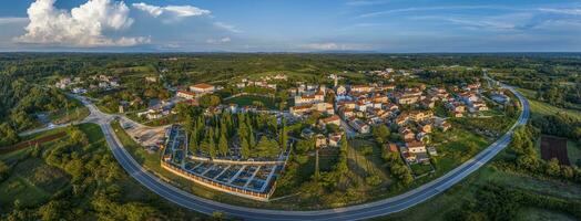 Drönare panorama av de istriska by av svetvincenat med medeltida slott i kväll ljus foto