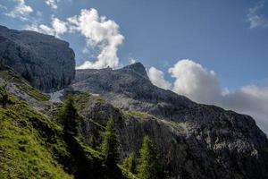 moln omger de vackra dolomiterna runt san martino di castrozza och passo rolle, trento, italien foto