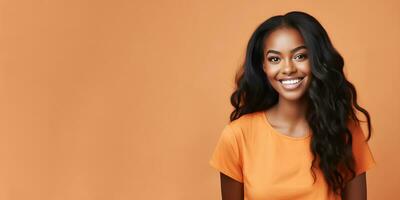 leende ung kvinna med mörk hud och lång vårdad hår isolerat på platt orange pastell bakgrund med kopia Plats. modell för baner av kosmetisk Produkter, skönhet salong och tandvård. ai generativ foto