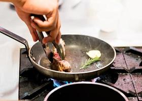 kockmatlagning, kock som förbereder mat i köket, närbild foto