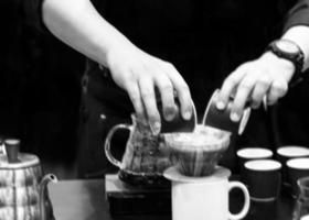 motion blur barista gör kaffe, droppar varmt färskt kaffe foto