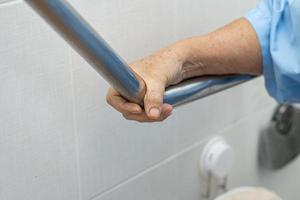 asiatisk senior kvinna patient använder toalett badrum