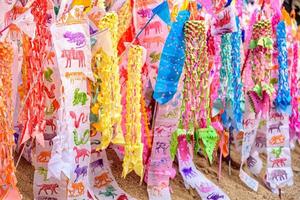 pappersflagga på sandpagoden i Songkran -festivalen Chiang Mai, Thailand. foto