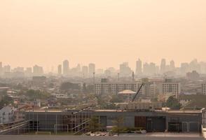 stadsbild urbana i dimman eller smog foto