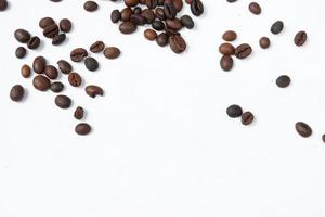 kaffebönor isolerad på en vit bakgrund foto