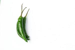 grön chili isolerad på en vit bakgrund foto
