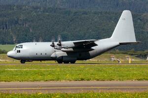 ofrälse militär transport plan på luft bas. flygplats och flygfält. luft tvinga och armén flyg drift. flyg och flygplan. luft hiss. militär industri. flyga och flygande. foto