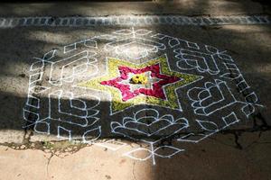 kerala, indien, 2021 - rangoli folk konstverk foto