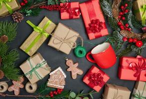 jul dekor, gåva röd lådor på en svart bakgrund, topp se foto