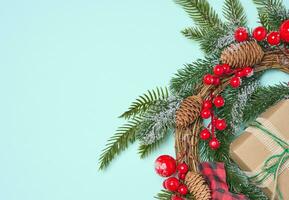 jul krans tillverkad av gran grenar och Övrig dekorationer på en blå bakgrund, kopia Plats foto