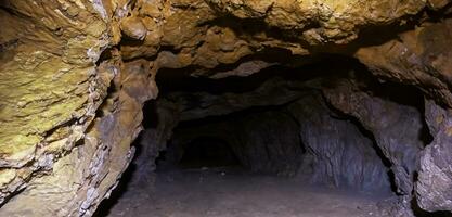 grotta underjordisk klyfta grotta tunnel skreva i sten foto