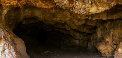 grotta underjordisk klyfta grotta tunnel skreva i sten foto