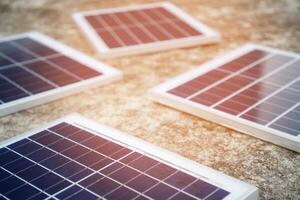 sol- panel med solljus är rena energi till minska global uppvärmningen foto
