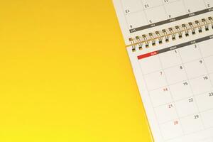 stänga upp topp se kalender 2020 månad december slutet av de år schema till göra utnämning möte eller klara av tidtabell varje dag lägga på gul bakgrund för planera arbete och resa begrepp. foto