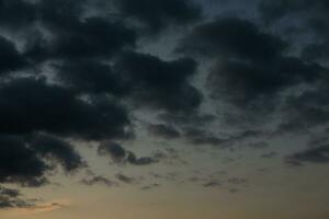 stormig himmel med mörk moln. naturlig bakgrund. himmel bakgrund. molnlandskap, färgad solnedgång. foto