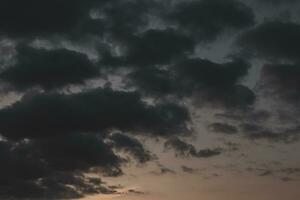 stormig himmel med mörk moln. naturlig bakgrund. himmel bakgrund. molnlandskap, färgad solnedgång. foto