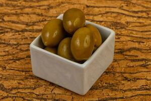 gröna oliver i skålen foto