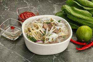 vietnamese soppa pho bo med nötkött foto