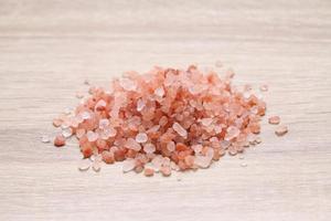 närbild himalayan rosa salt på träbord foto