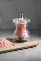 himalayan rosa salt på träbricka i loftkök foto