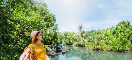 asiatiska par som håller händerna, reser naturen. resa slappna av. på tha pom-klong-sång-nam. krabi, i thailand. resa thailand. smekmånad, romantisk. foto