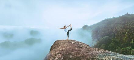 asiatiska kvinnor koppla av i semestern. resa slappna av. spela om yoga. på bergsklippan. natur bergsskogar i thailand foto