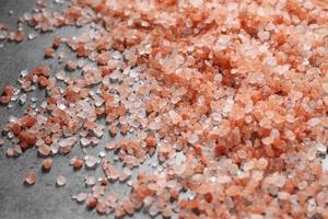 stäng en hög med himalaya rosa salt i naturligt ljus foto