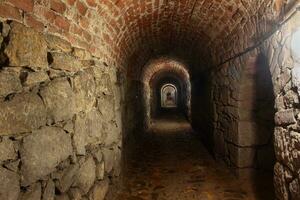 lång och mörk tunnel under fästning klodzko i polen foto
