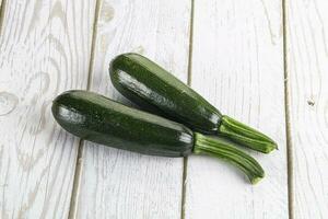 skivad rå ung grön zucchini foto