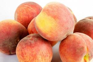 färsk persikor - isolerat på vit foto