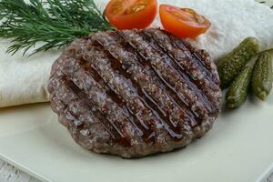 grillad hamburgerkotlett foto