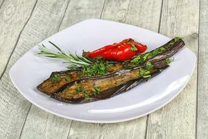 grillad aubergine med paprika foto