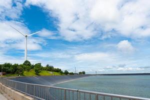 landskap av vindkraftverk för att generera förnybar el och damm