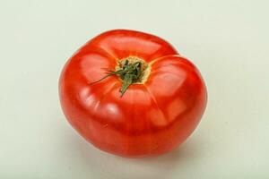 mogen stor saftig röd tomat foto
