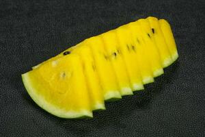 skivad söt läcker gul vattenmelon foto