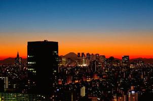 silhuetter av tokyo, shinjuku subcenter och mt. fuji foto